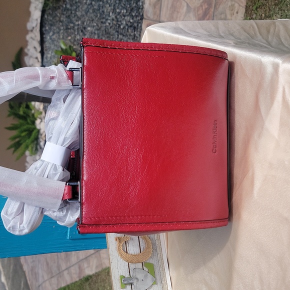 Calvin Klein Embossed Shoulder Signature. Triple Compartment - Picture 7 of 7